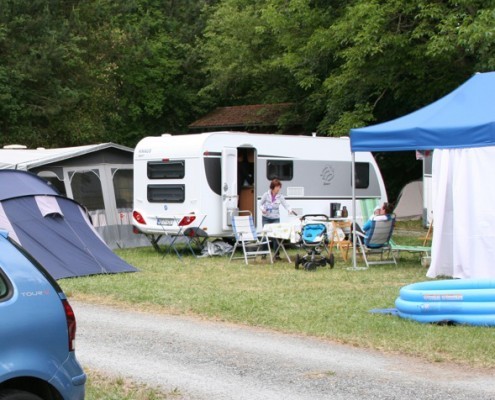 Wohnwagen auf Campingplatz