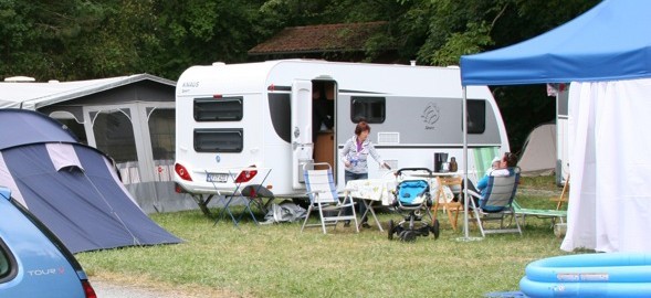 Wohnwagen auf Campingplatz