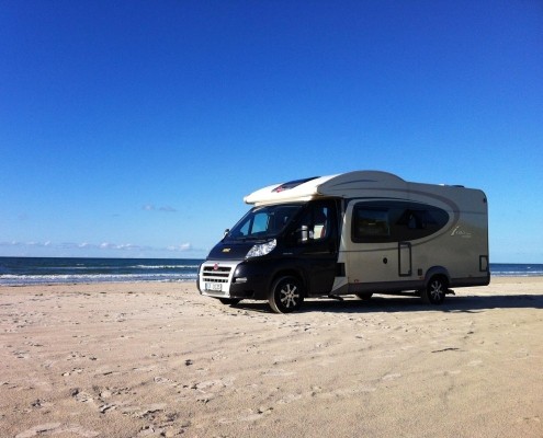 Wohnmobil am Strand in Dänemark