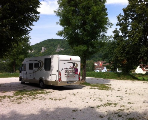 Wohnmobil unter Bäumen