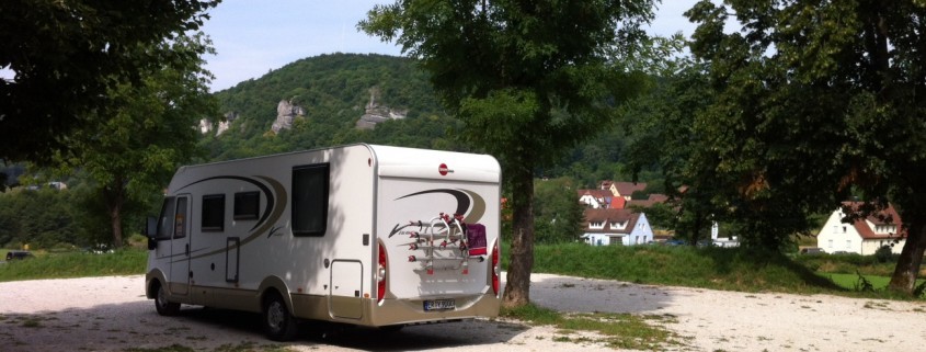 Wohnmobil unter Bäumen