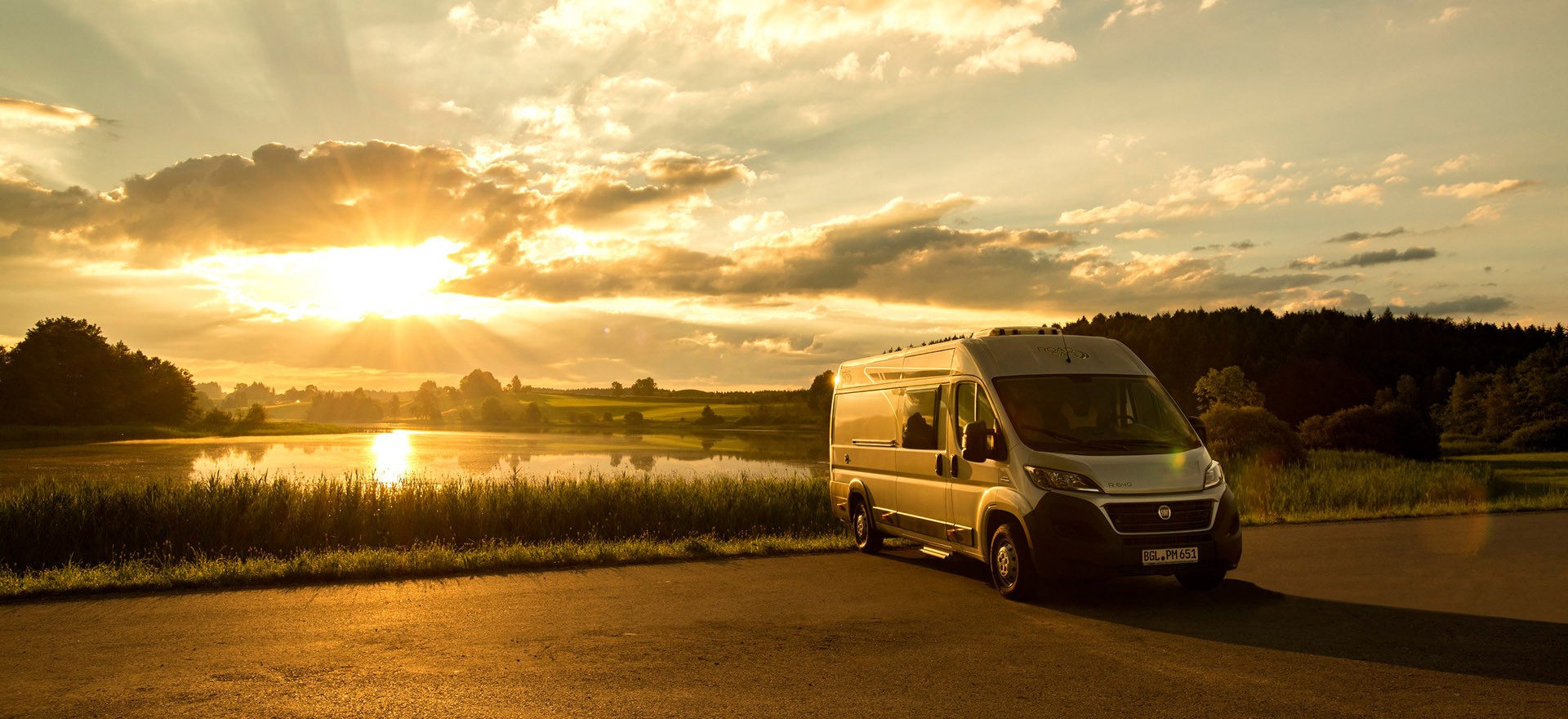 Wohnmobile Erlangen Campervan mit Sonnenuntergang