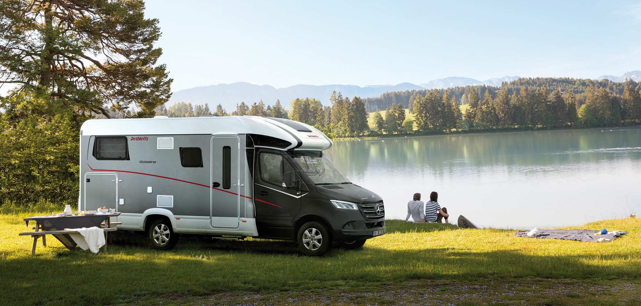 Wohnmobil geparkt an einem See