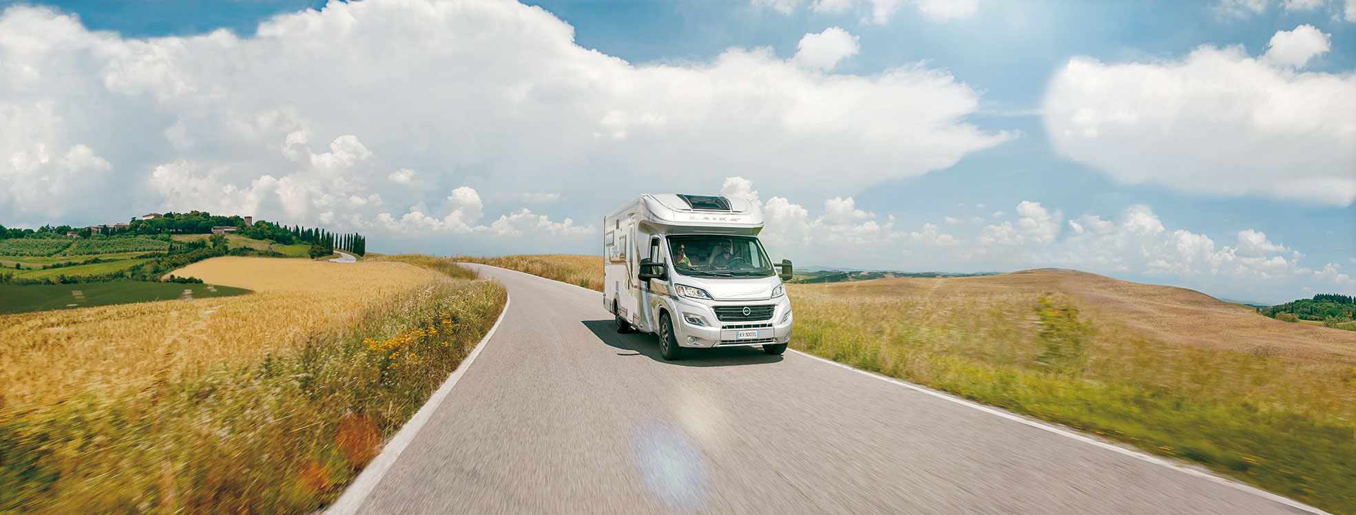 Wohnmobil auf Straße bei blauem Himmel