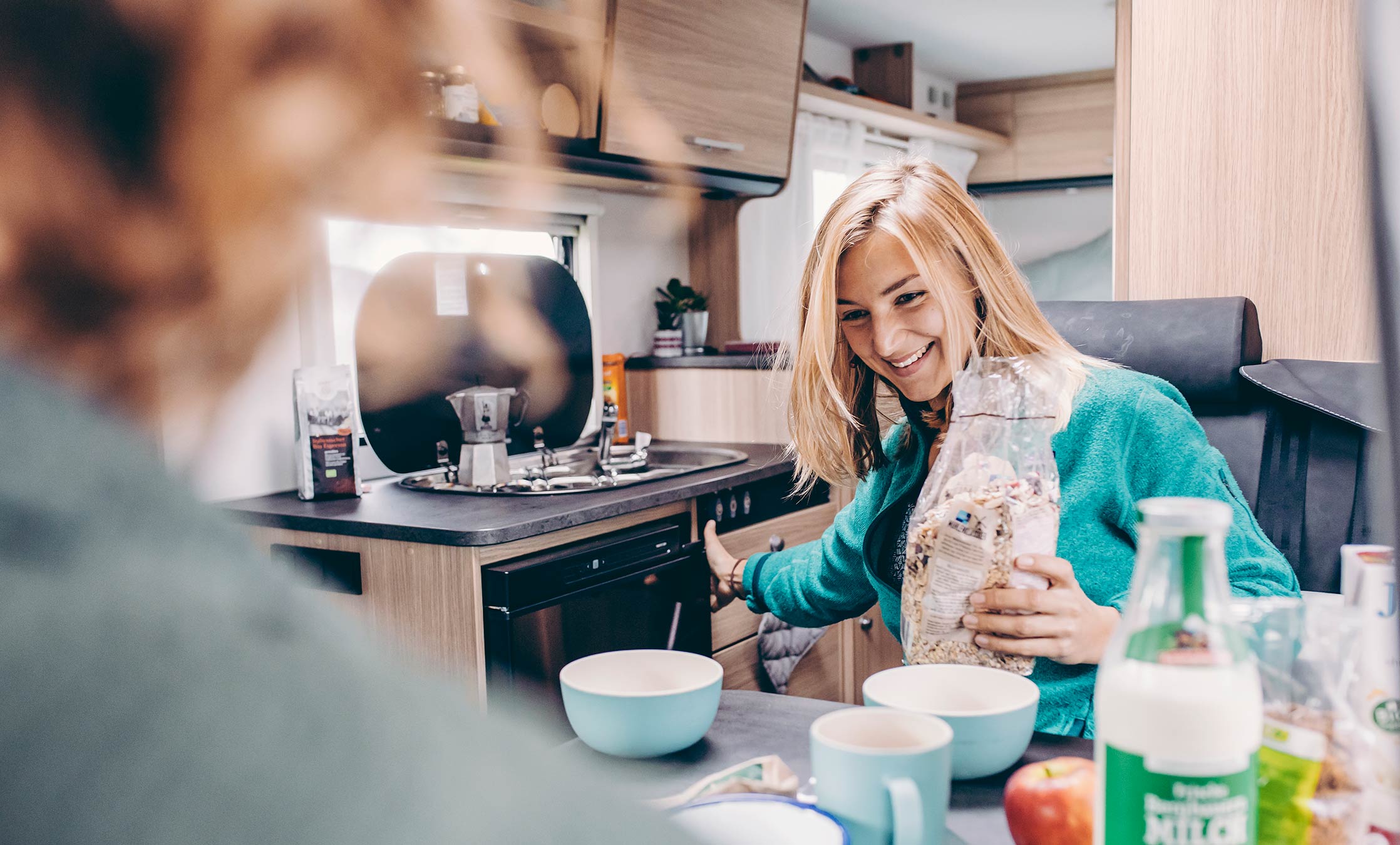 Pärchen beim Frühstück im Wohnmobil