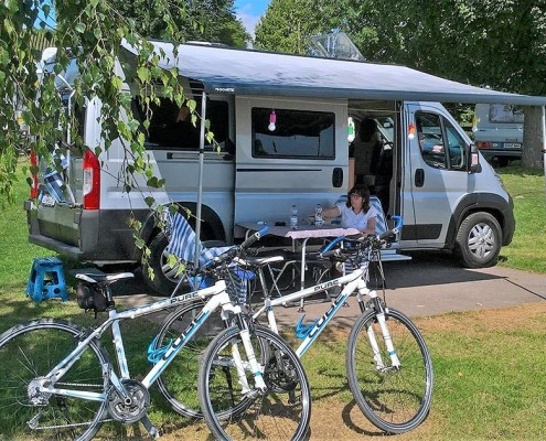 Fahrräder vor Wohnmobil auf Campingplatz
