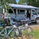 Fahrräder vor Wohnmobil auf Campingplatz