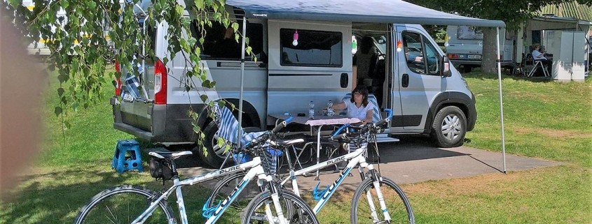 Fahrräder vor Wohnmobil auf Campingplatz