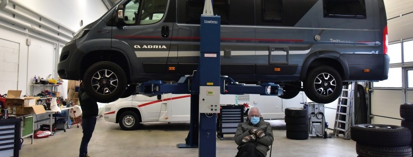 Bernie Sanders in der Werkstatt bei Wohnmobile Erlangen